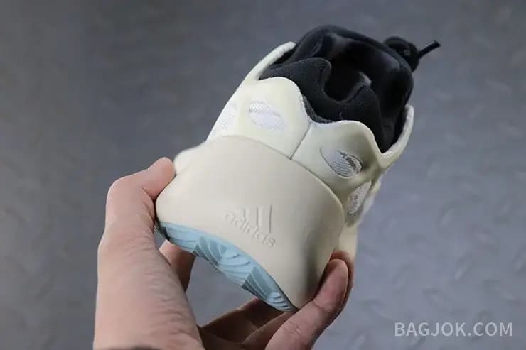아디다스 YEEZY 700 V3 상세 이미지