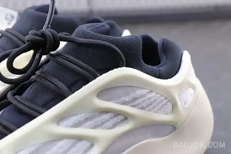 아디다스 YEEZY 700 V3 상세 이미지