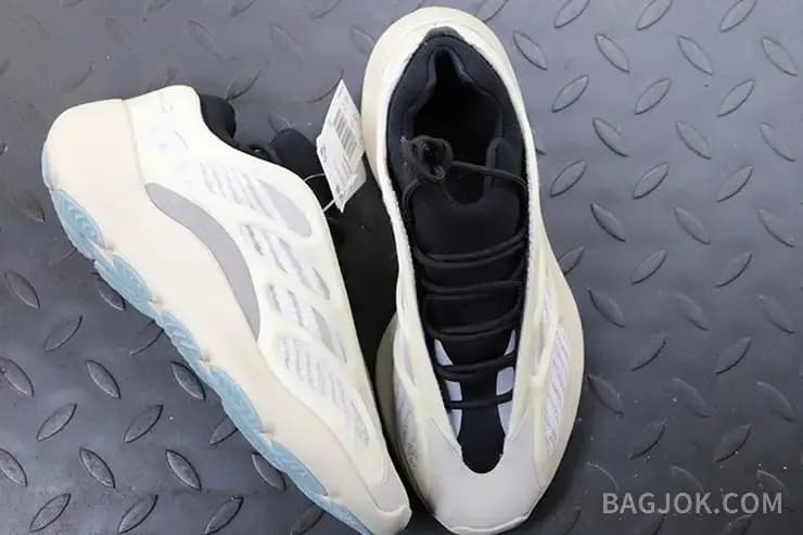 아디다스 YEEZY 700 V3 상세 이미지