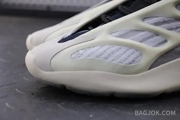 아디다스 YEEZY 700 V3 상세 이미지