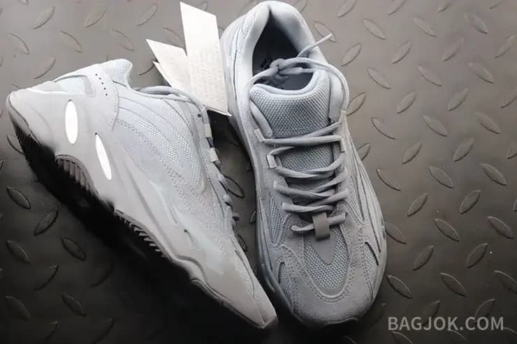 아디다스 YEEZY 700 상세 이미지
