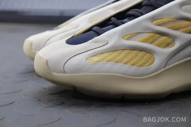 아디다스 YEEZY 700 V3 상세 이미지