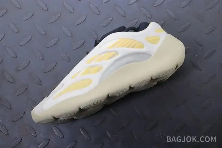 아디다스 YEEZY 700 V3 상세 이미지