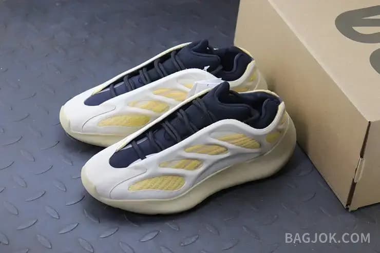 아디다스 YEEZY 700 V3 상세 이미지