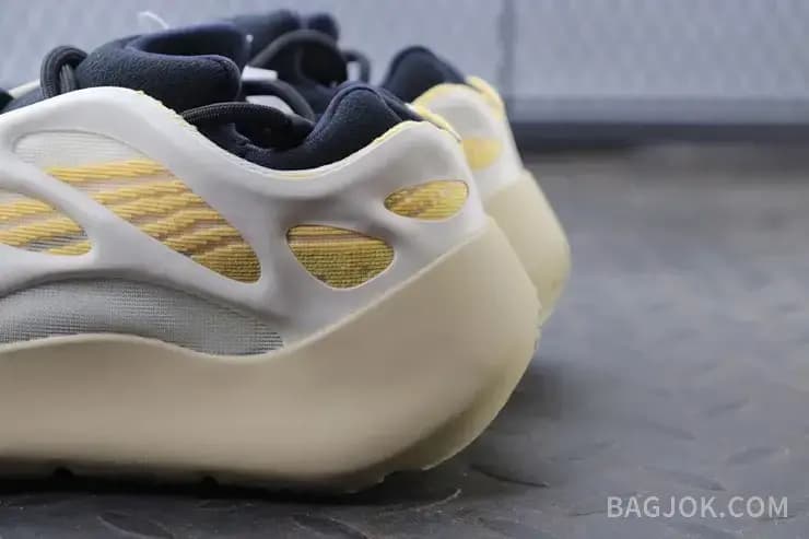 아디다스 YEEZY 700 V3 상세 이미지