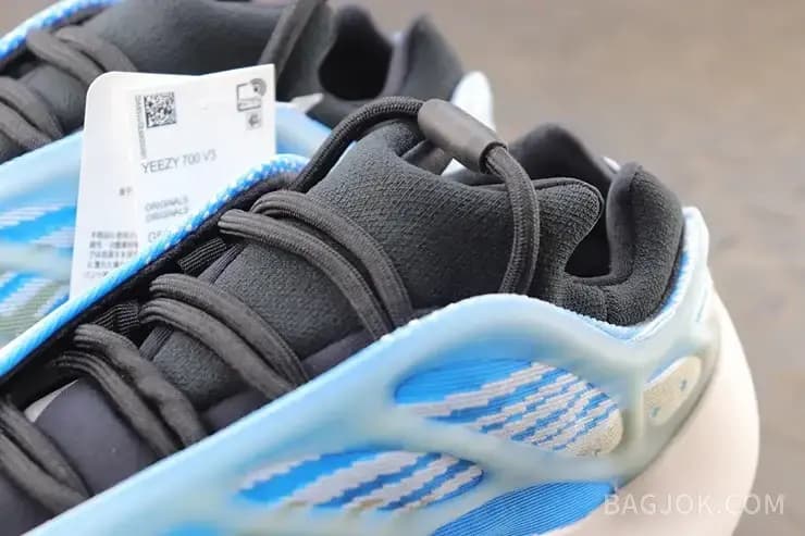 아디다스 YEEZY 700 V3 상세 이미지