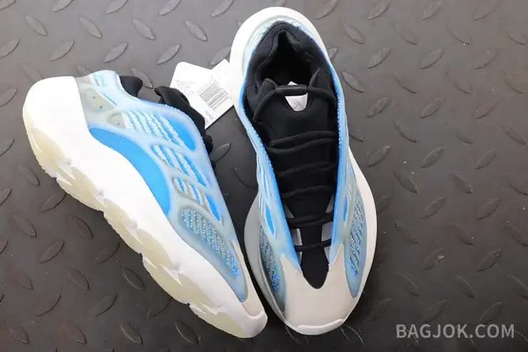아디다스 YEEZY 700 V3 상세 이미지