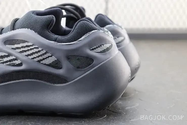 아디다스 YEEZY 700 V3 상세 이미지