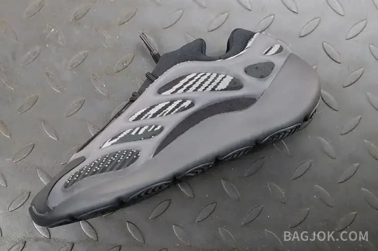 아디다스 YEEZY 700 V3 상세 이미지