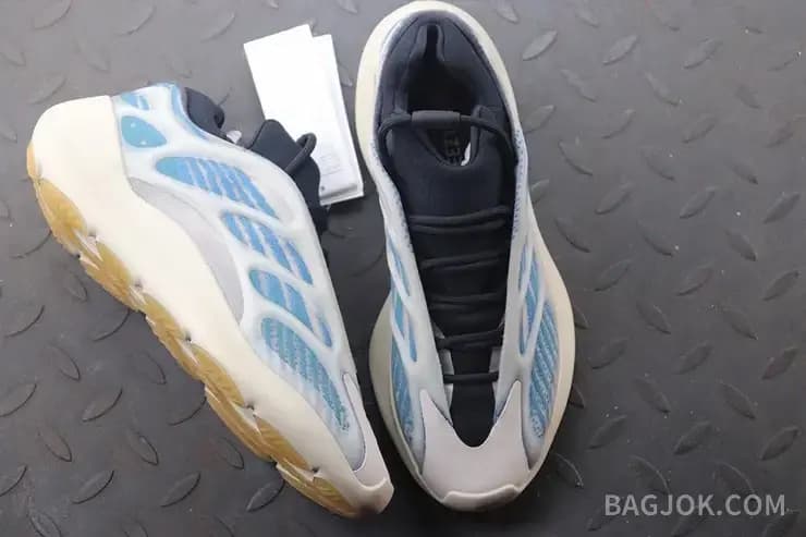 아디다스 YEEZY 700 V3 상세 이미지
