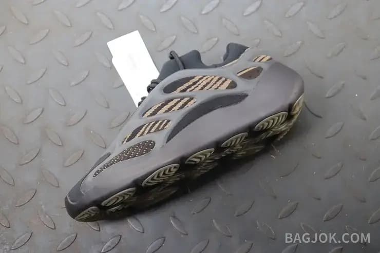 아디다스 YEEZY 700 V3 상세 이미지