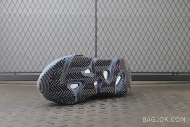 아디다스 YEEZY 700 상세 이미지