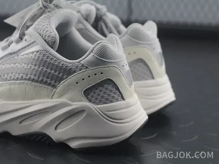 아디다스 YEEZY 700 상세 이미지