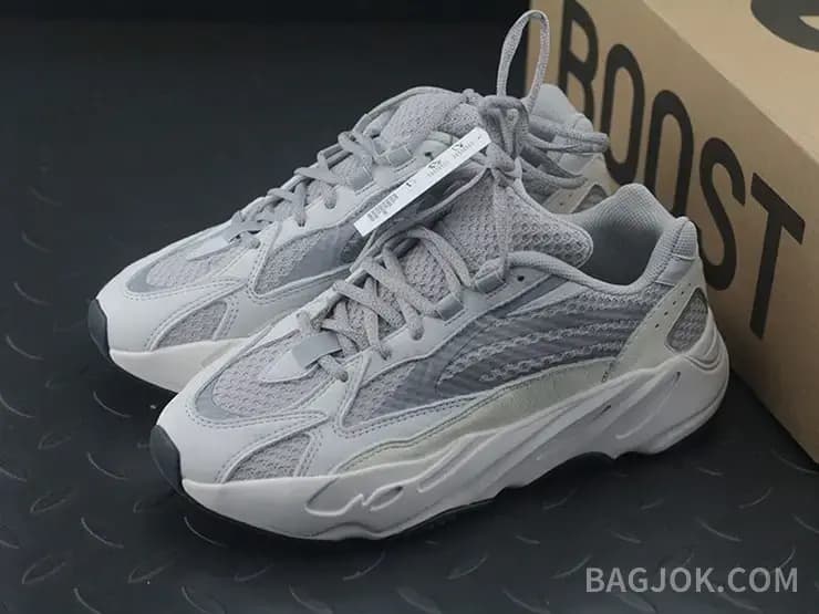 아디다스 YEEZY 700 상세 이미지