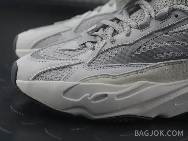아디다스 YEEZY 700 상세 이미지
