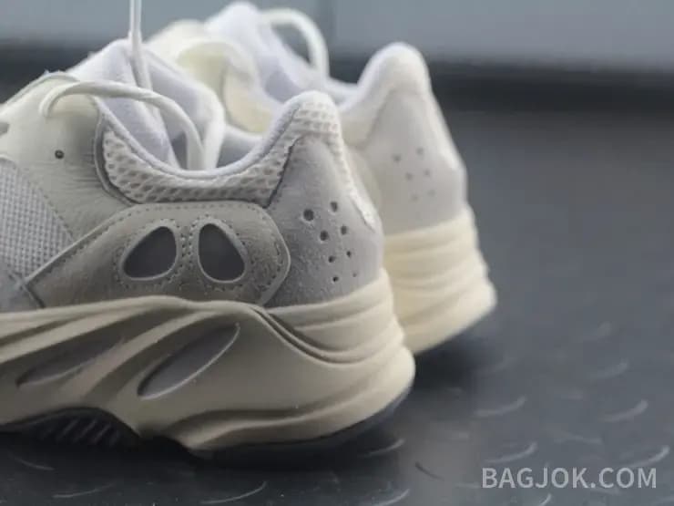 아디다스 YEEZY 700 상세 이미지