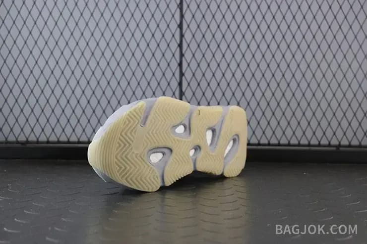 아디다스 YEEZY 700 상세 이미지