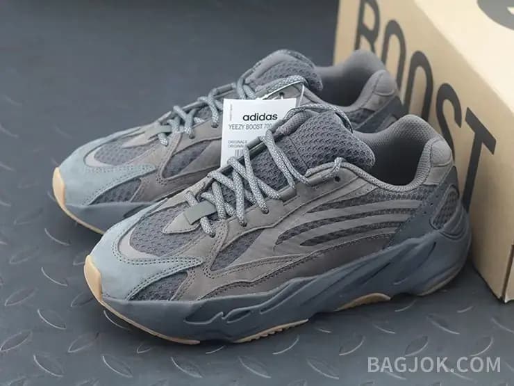 아디다스 YEEZY 700 상세 이미지
