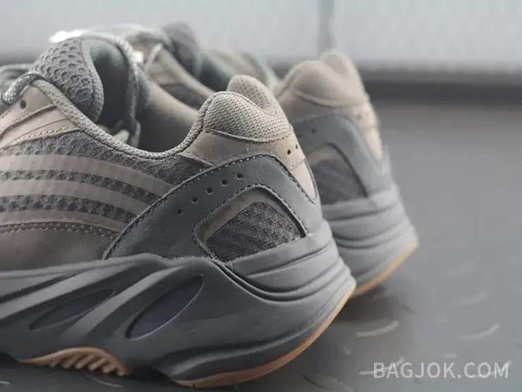 아디다스 YEEZY 700 상세 이미지