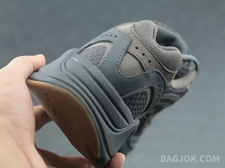 아디다스 YEEZY 700 상세 이미지
