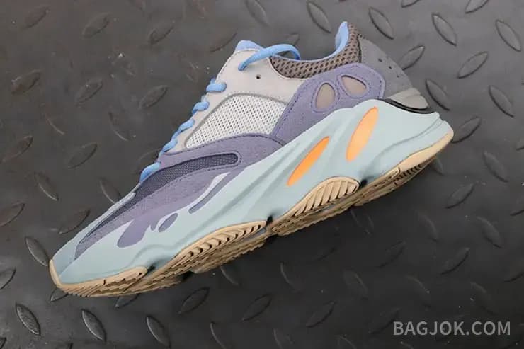 아디다스 YEEZY 700 상세 이미지