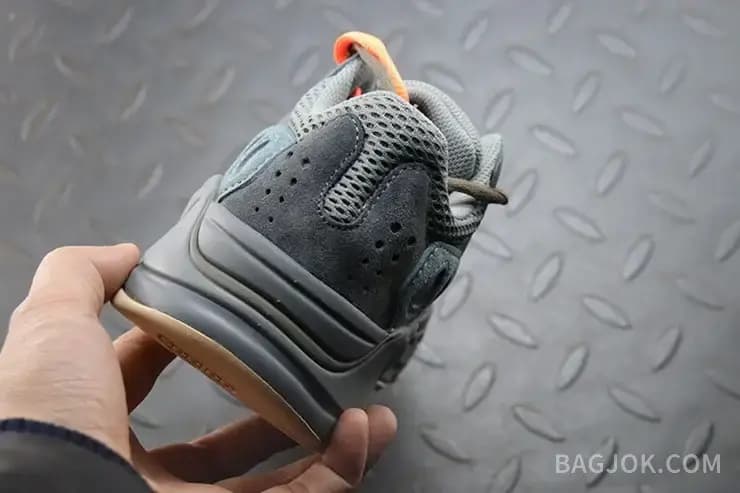 아디다스 YEEZY 700 상세 이미지