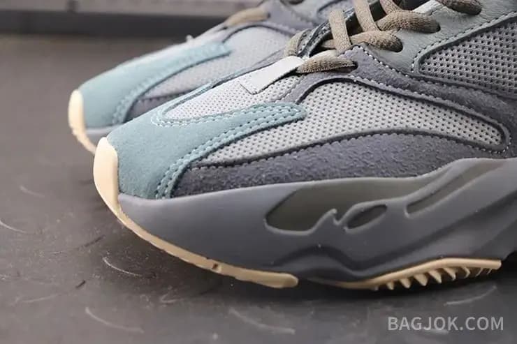 아디다스 YEEZY 700 상세 이미지