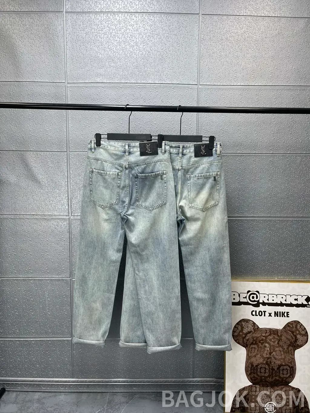 생로랑 생로랑 YSL 메탈 로고 워싱 스트레이트 데님 팬츠 상세 이미지