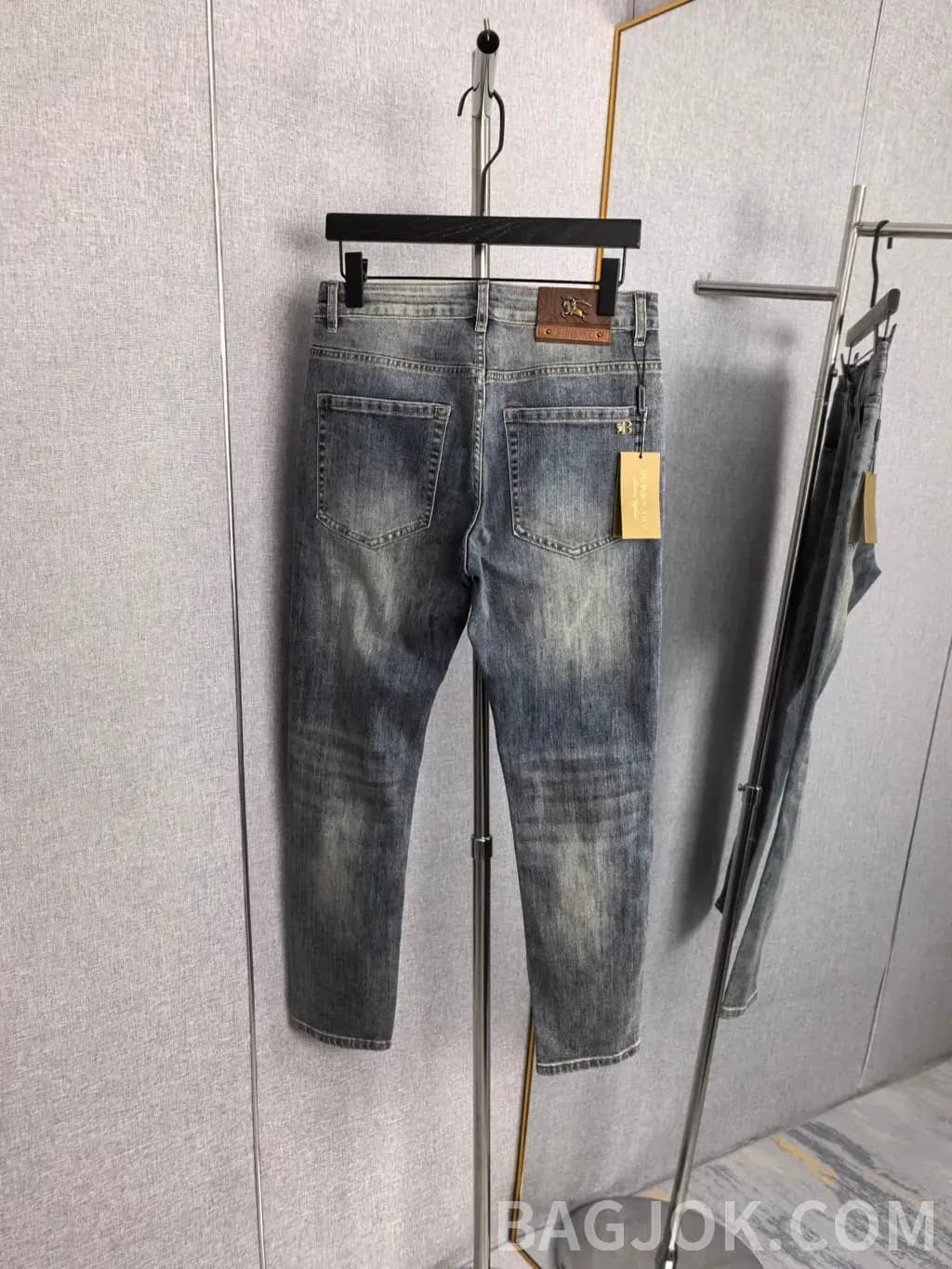 버버리 버버리 B 로고 워싱 슬림 데님 팬츠 상세 이미지