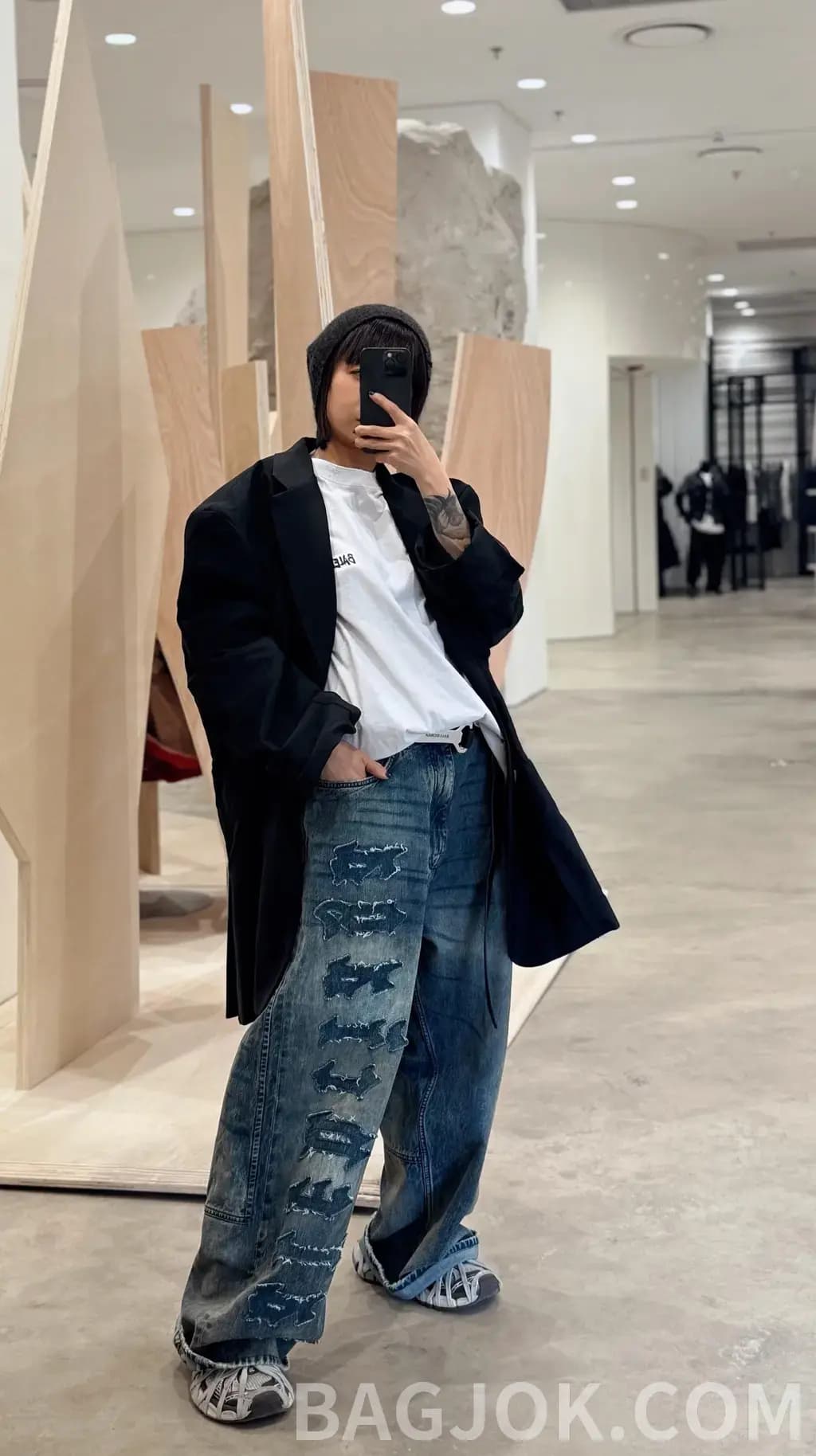 발렌시아가 발렌시아가 디스트레스드 레터링 와이드 데님 팬츠 상세 이미지