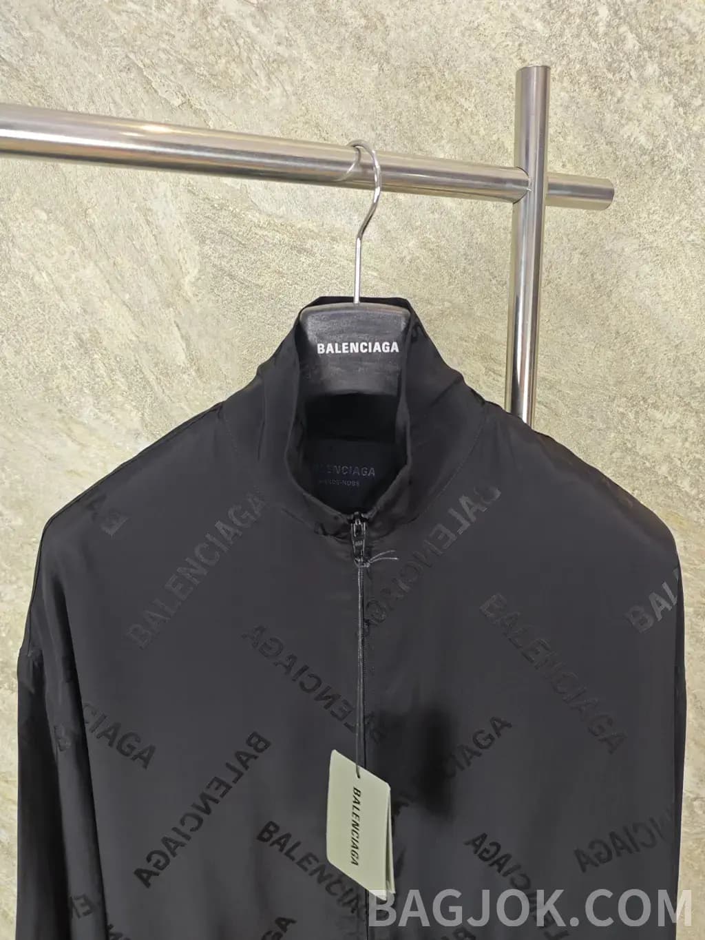 발렌시아가 BALENCIAGA 올오버 로고 실크 자켓 상세 이미지