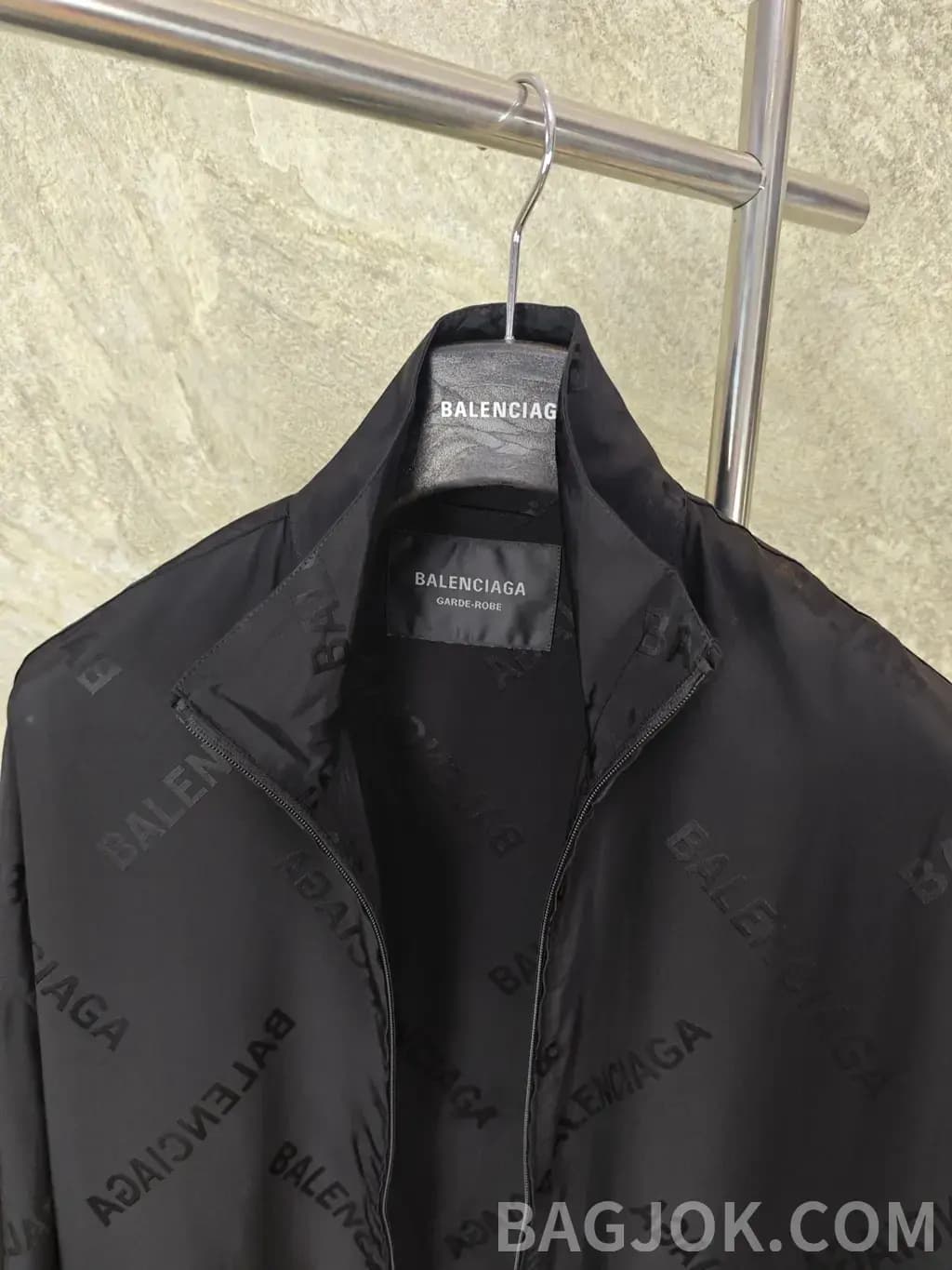 발렌시아가 BALENCIAGA 올오버 로고 실크 자켓 상세 이미지
