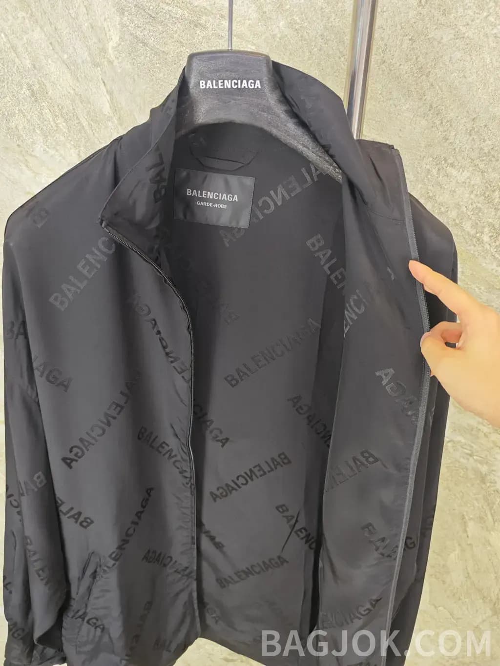 발렌시아가 BALENCIAGA 올오버 로고 실크 자켓 상세 이미지