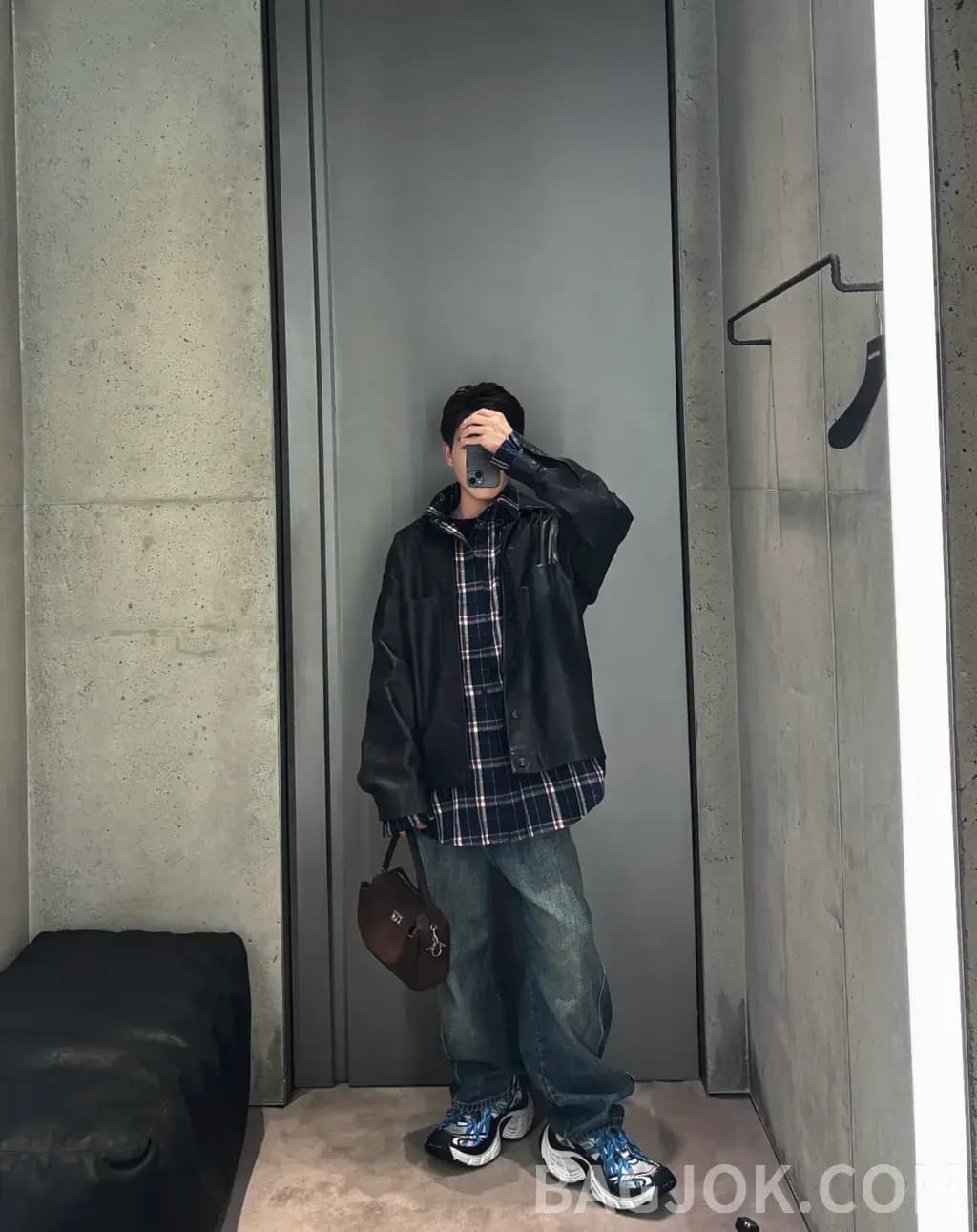 발렌시아가 BALENCIAGA 올오버 로고 실크 자켓 상세 이미지