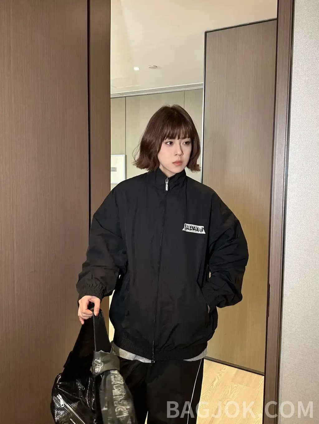 발렌시아가 BALENCIAGA 테이프 로고 집업 자켓 상세 이미지