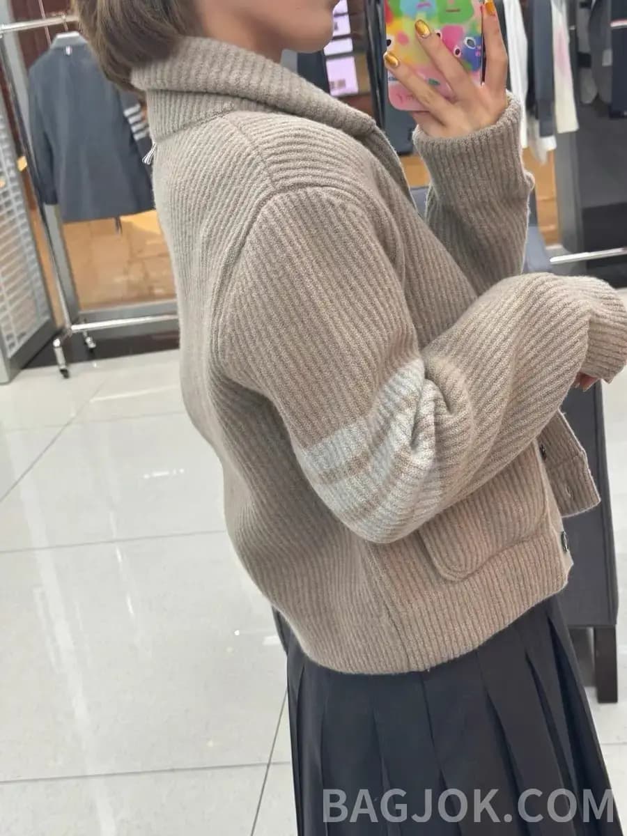 톰브라운 THOM BROWNE 리브드 울 크롭 가디건 상세 이미지